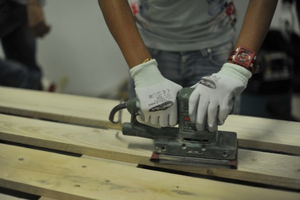 Laboratorio di riciclo creativo: arredo open space giovani